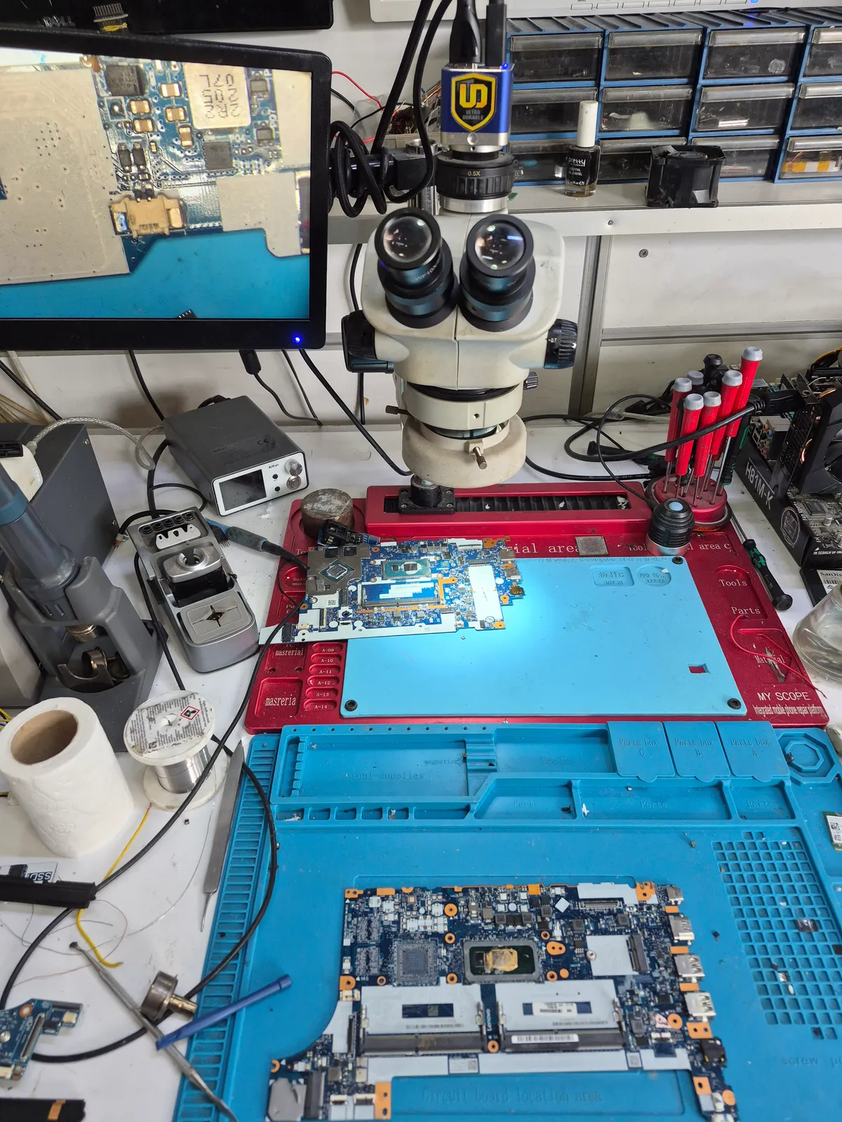 Laptop anakart arızası mikroskop altında komponent bazlı olarak inceleniyor