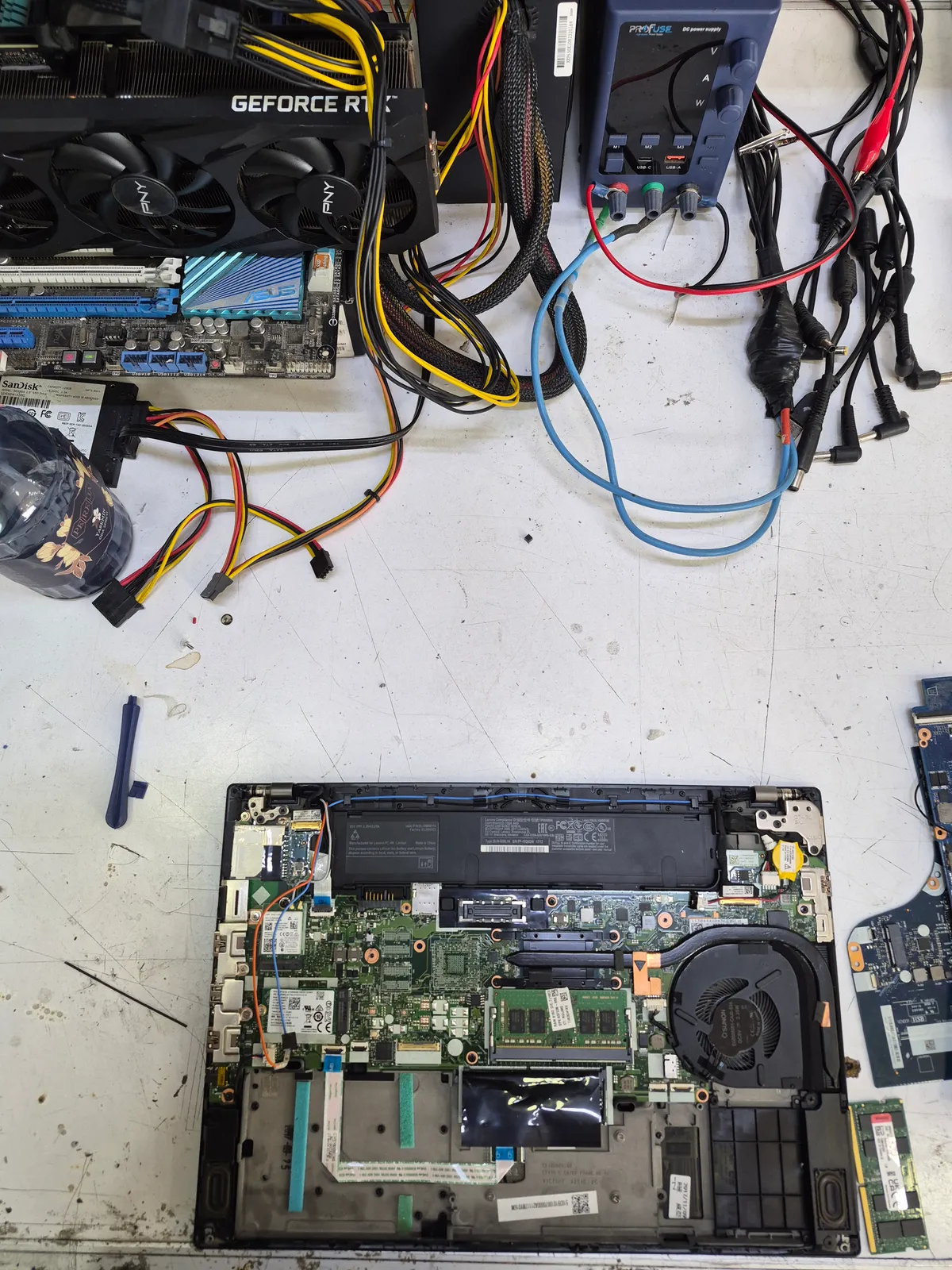 Laptop anakart kısa devre tespiti laboratuvar güç kaynağı ve ölçüm ekipmanlarıyla yapılıyor