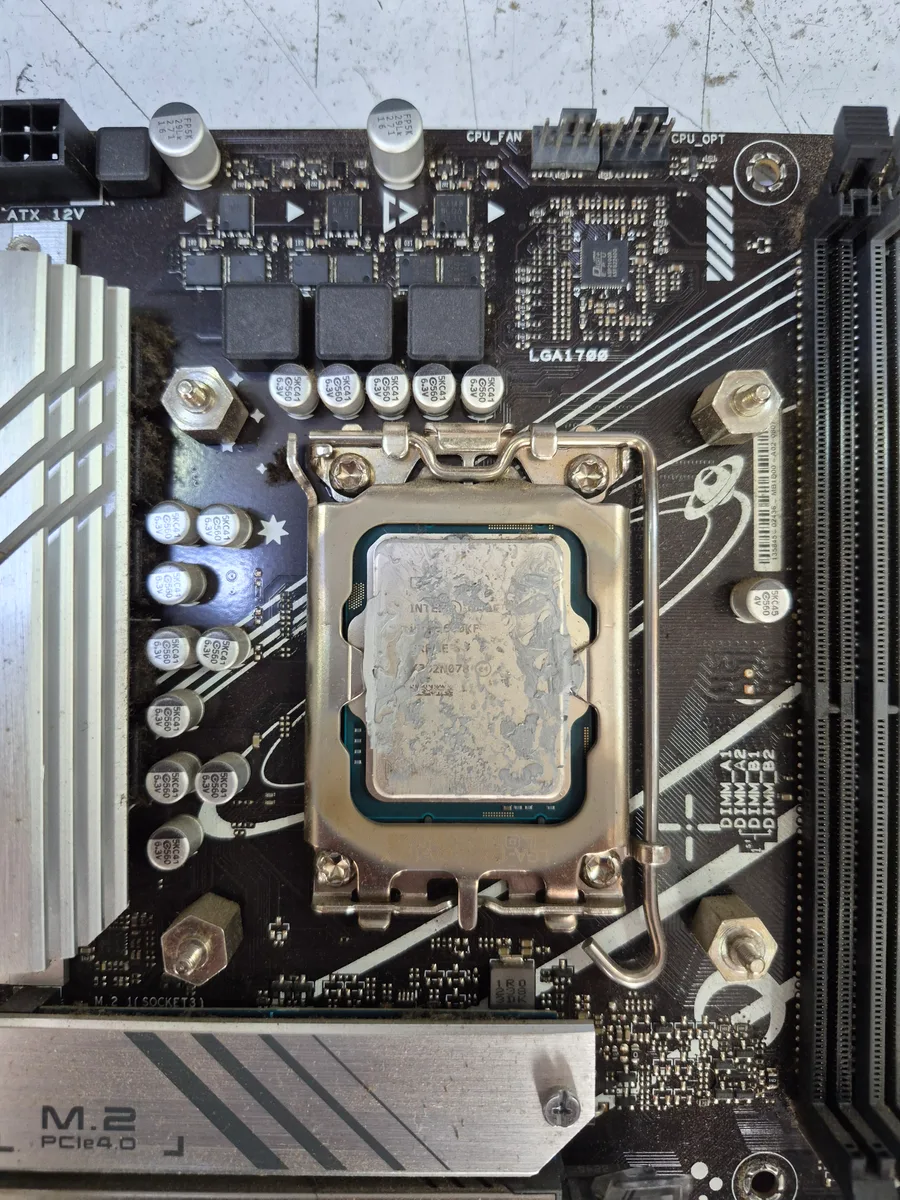 Intel işlemci yüzeyinde kurumuş ve ısı transferini zayıflatmış eski termal macun kalıntısı