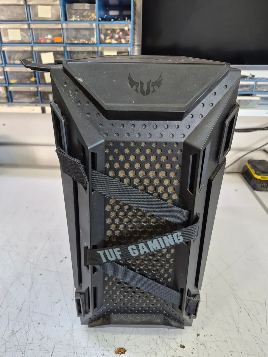 ASUS TUF Gaming oyuncu kasasının ön panelinde taze hava girişini zorlaştıran yoğun toz birikimi