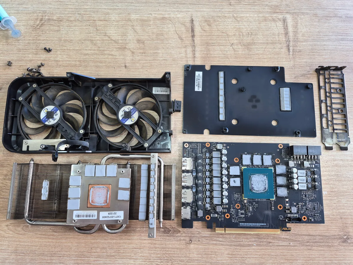ASUS Dual GeForce RTX ekran kartında GPU çekirdeği, VRAM ve termal ped temas alanlarının kontrolü